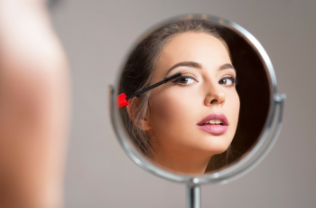 Effects of Wearing Makeup Every Day From a Dermatologist Effects of Wearing Makeup Every Day From a Dermatologist